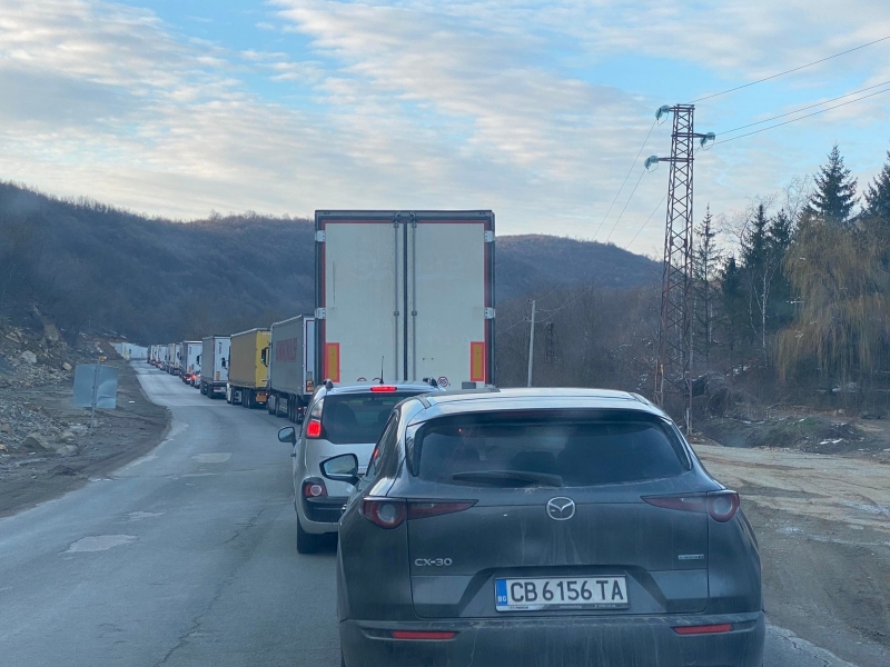 Катастрофа с ТИР и плевенско Ауди затвори международния път Е 79