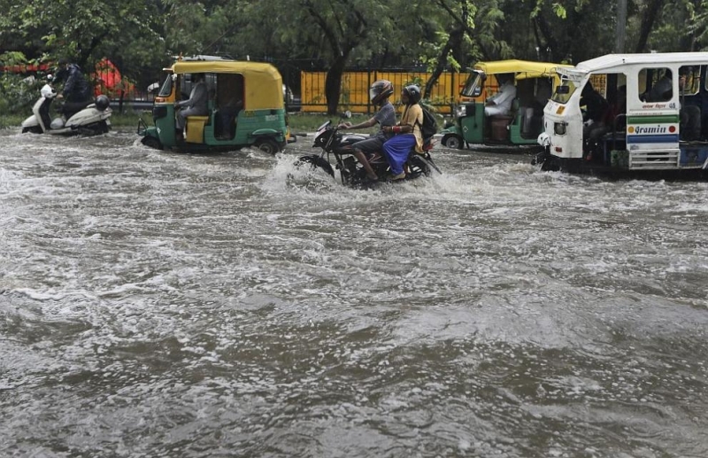 Върху индийската столица Делхи и главния финансов център Мумбай се