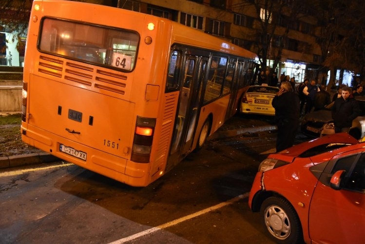 Автобус на градския транспорт катастрофира след като остана без шофьор
