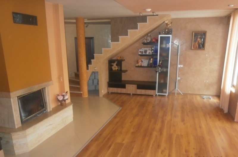 Частен съдебен изпълнител сложи на тезгяха голяма и луксозна къща