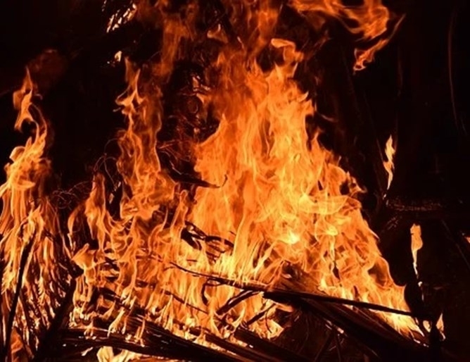 Бангладешките власти започнаха да разследват причините за големия пожар в