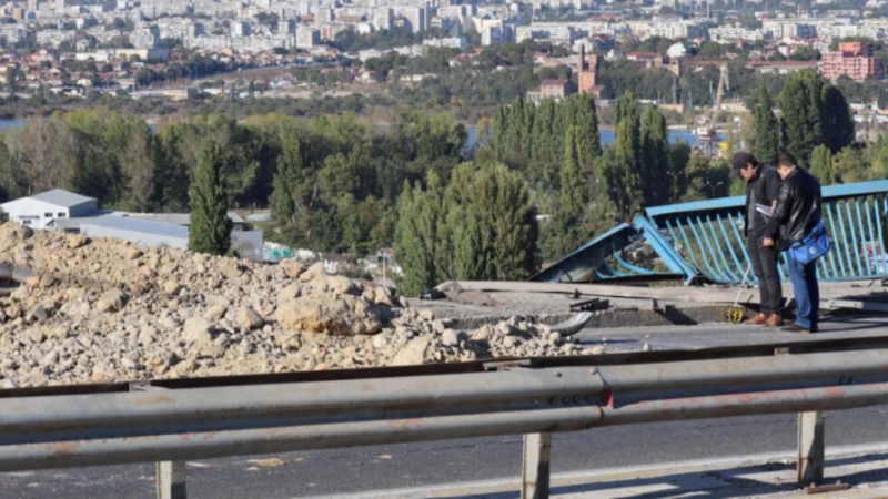 Възстановиха мантинелата и парапета на Аспаруховия мост във Варна от