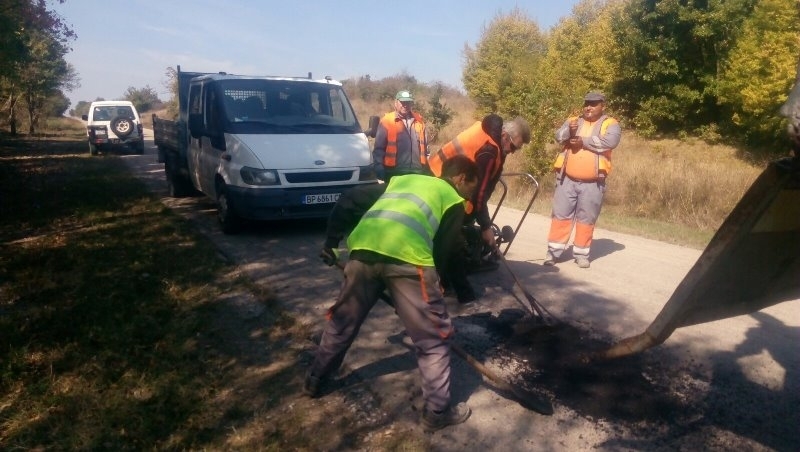 Служители на Общинско предприятие ОбП Чистота започнаха изкърпване на компрометирани
