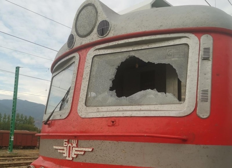 Вандали са потрошили влак за Бургас в движение и има