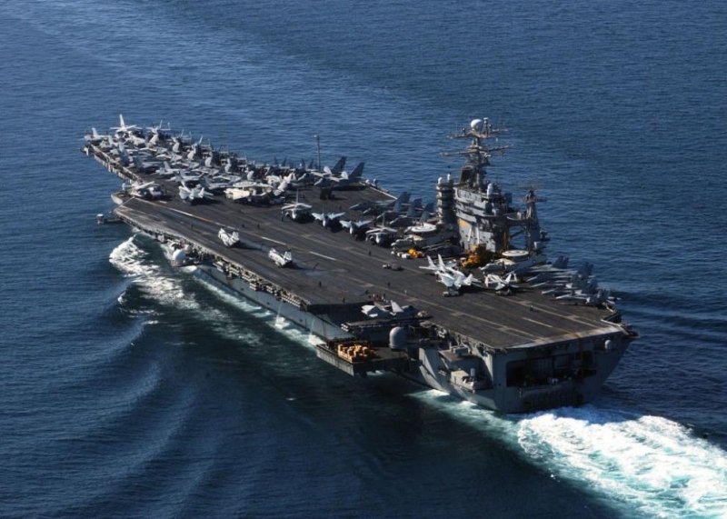 Военноморските сили на САЩ евакуират хиляди моряци от атомния самолетоносач