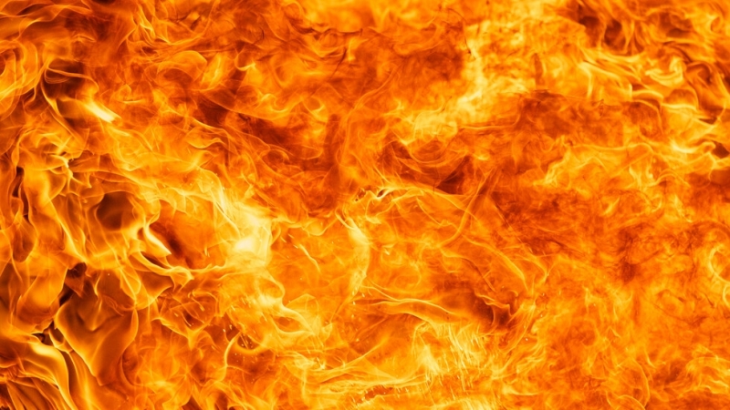 Около 70 пожарникари се борят с пожар в железопътна арка