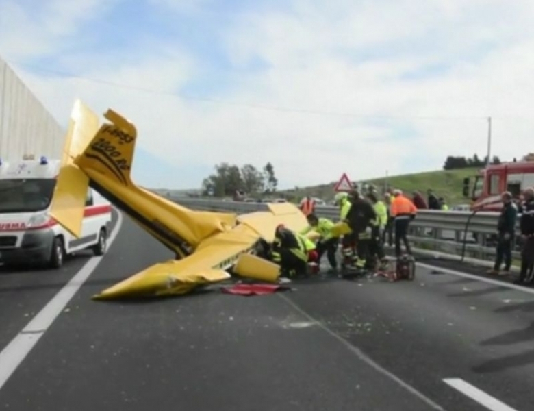 Малък двумоторен самолет се разби на автомагистрала в централна Франция