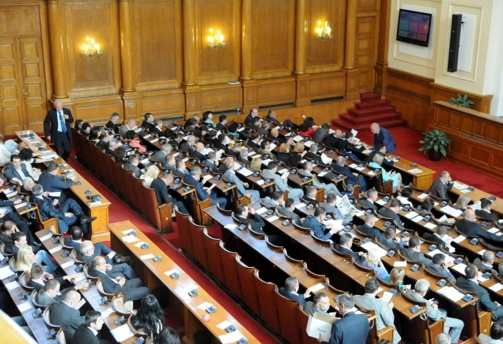 Глезотия: Бюджетът отделя 7 бона за лимони и шоколад за депутатите