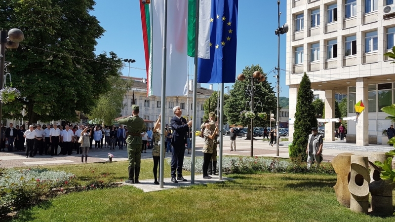 С вдигане знамената на Обединена Европа Република България и Община