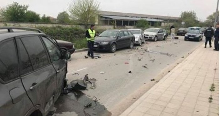 Жена седнала зад волана на БМВ 5 потроши с колата си