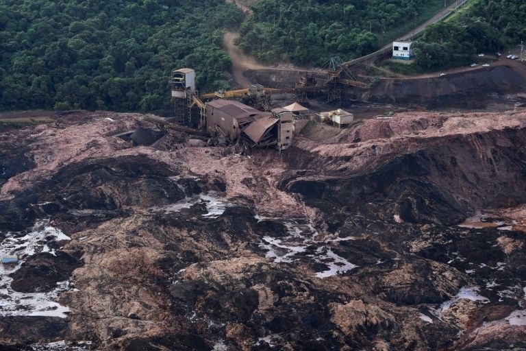 Има загинали при срутването на стена на хвостохранилище в Бразилия