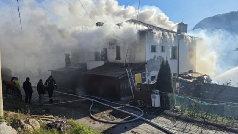 Къща изгоря почти до основи в Монтанско съобщиха от МВР