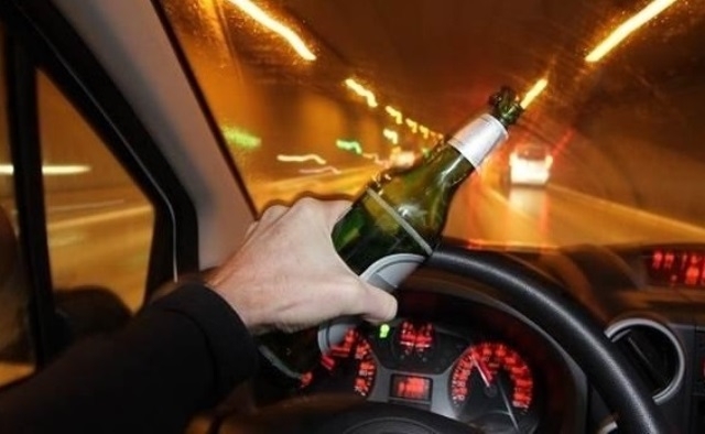 Служители на реда са хванали пиян шофьор да управлява нередовна