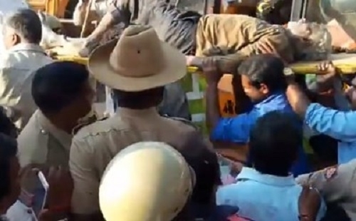 Индийските спасители успешно извадиха мъж от останките на срутила се