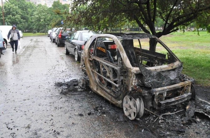 Умишлен палеж предизвикан от коктейл Молотов унищожи напълно автомобил “Смарт”