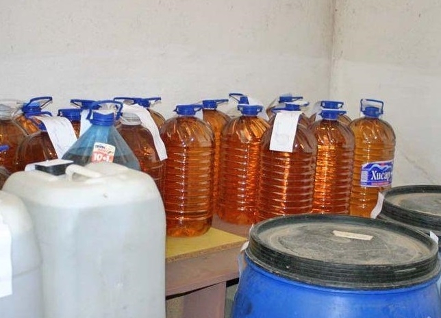 Полицията е иззела 160 литра домашна ракия от дом във