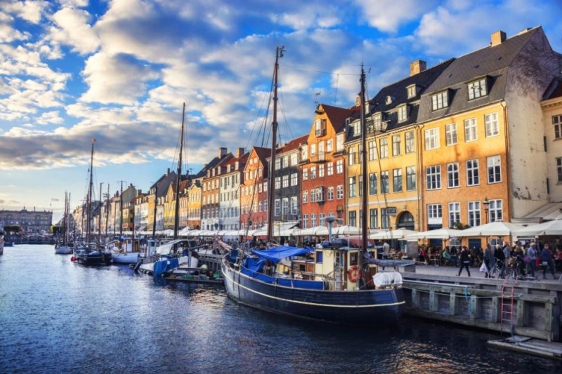 Датските власти затварят ресторанти барове театри и кина в 38