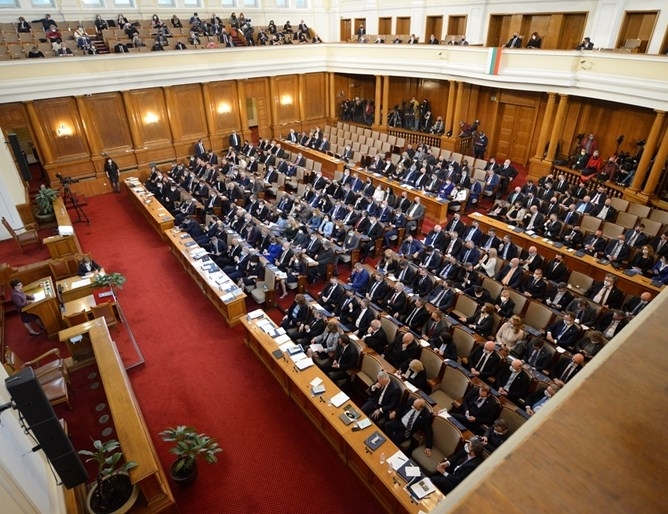 Депутатите приеха окончателно намаляването на състава на Комисията за енергийно