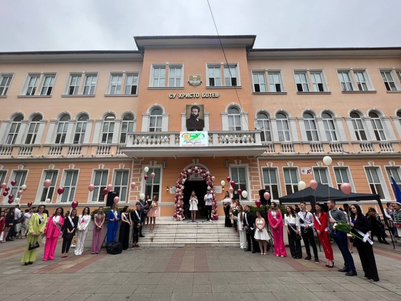 Средно училище Христо Ботев“ във Враца изпрати тържествено 116-ия си
