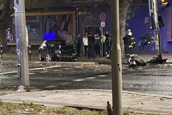 Младеж с 15 дни стаж зад волана се удари в кола в Пловдив, борят се за живота на негов приятел