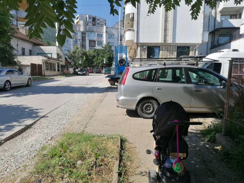 Нагли шофьори си присвоиха тротоара на ул Козлодуйски бряг във