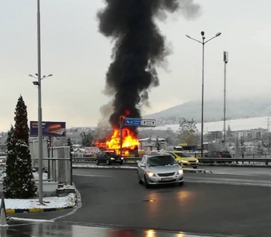 Пожар гори в търговски обект на Околовръстното шосе на София,