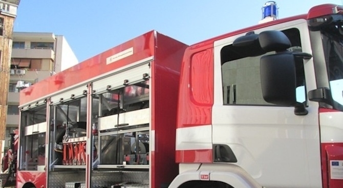 Пожарникар е получил леки наранявания при гасене на пламнало в