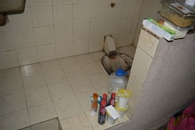 Липса на медицинска помощ кофа за естествени нужди която се сменя