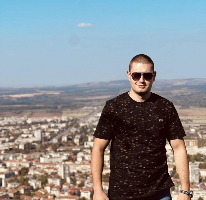 Ексклузивно в BulNews! Извадилият пистолет при боя до зала „Вестител“ във Враца е надзирател в затвора, баща му е началник там