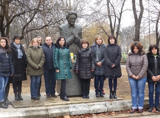 С поднасяне на венци работещите в Регионална библиотека Гео Милев