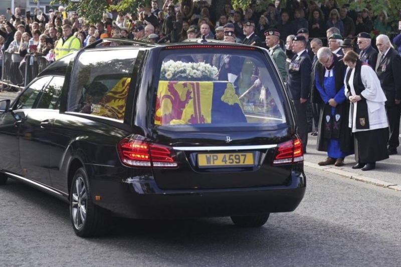 Пренасят ковчега с тялото на кралица Елизабет Втора от Бъкингамския