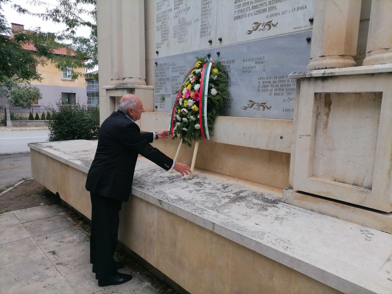 Областният управител на Враца Иван Сълов поднесе венец за Деня