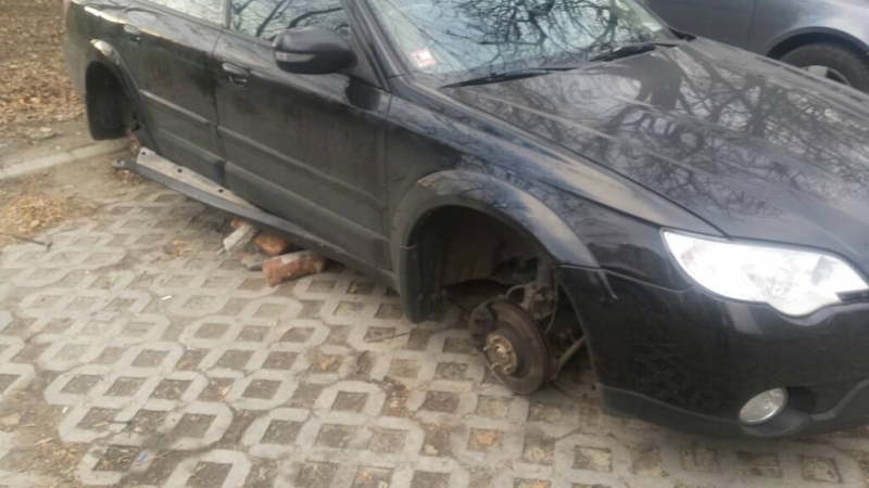 Двама млади мъже задигнаха гумите с все джантите от лек