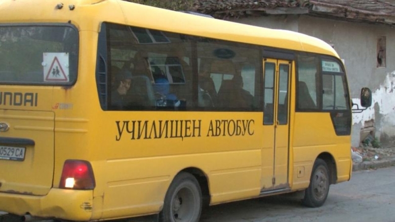 Служители на полцията в Сливница хванаха шофьор на училищен автобус,