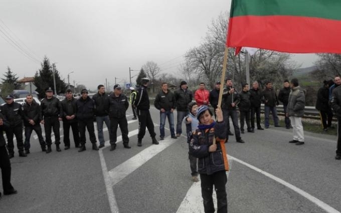 Протестиращи затвориха пътя за Гърция край Симитли след автошествие в