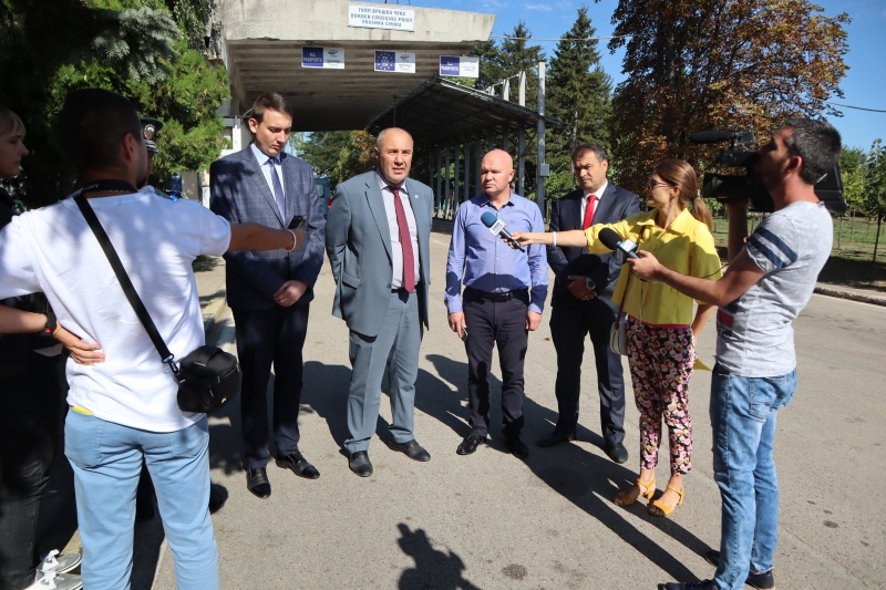 Служители на дирекция Вътрешна сигурност МВР анкетираха преминаващите през ГКПП Връшка чука