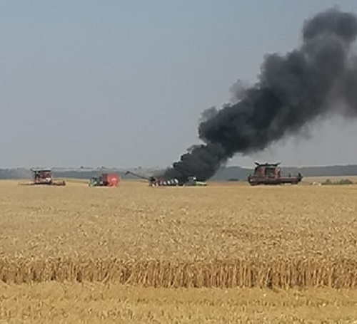 Комбайн изгоря като факла по време на жътва в ломско село /снимки/