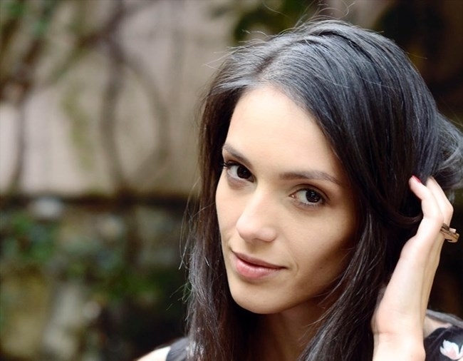 Младата булка Луиза Григорова отново се пусна почти без дрехи