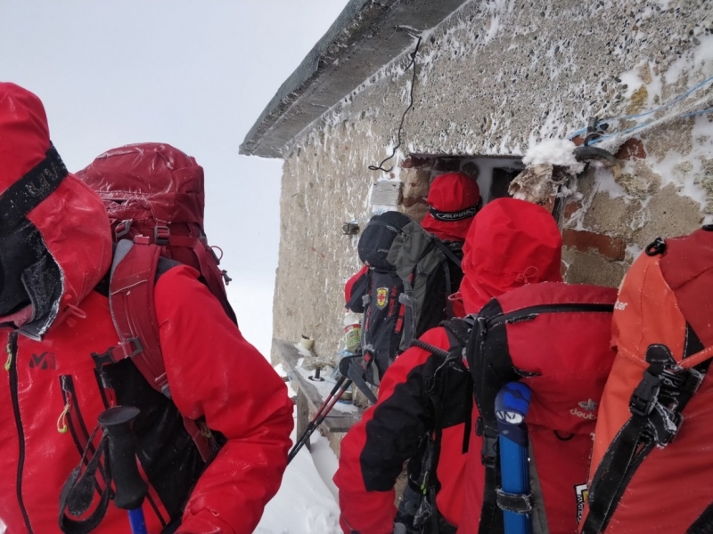 Отново спасителна акция тече в Пирин Спасители се отправят към