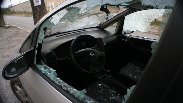 Кола на охранителна фирма била замеряна с камъни в землището