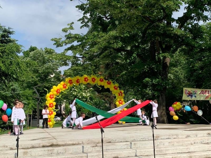 Малчугани от 8 детски градини във Враца показаха завидни певчески