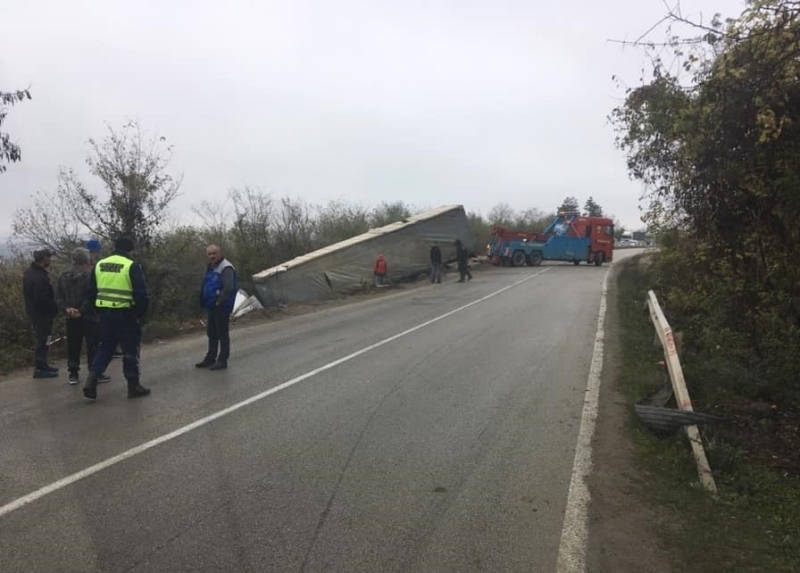 Бандити са обрали катастрофиралия ТИР на главен път Е 79 край
