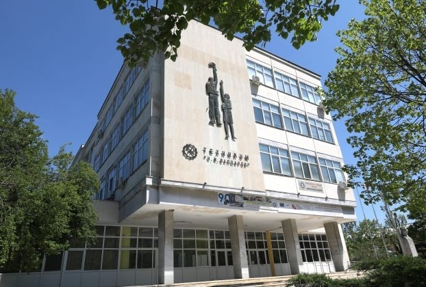 Ученик от горните класове на ПТГ Н Й Вапцаров във