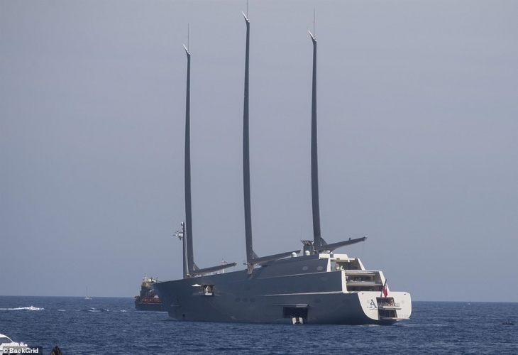 Яхтата е собственост на руския милиардер Андрей Мелниченко който е