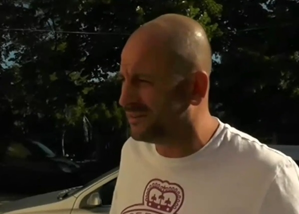 Мъжът който бе заснет демонстративно да реже с шлайф скоба