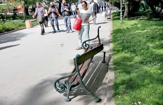 Вандали са потрошили една от пейките на главната алея в