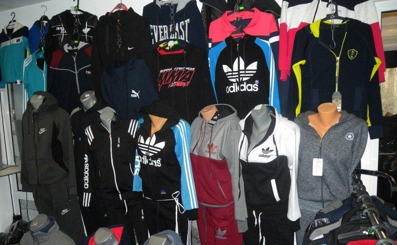 Полицаи са иззели фалшиви маркови дрехи от магазин във Враца