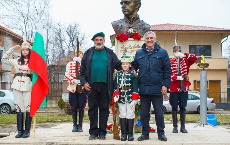 С поклонение пред бюст паметника на Васил Левски гражданството на Мездра