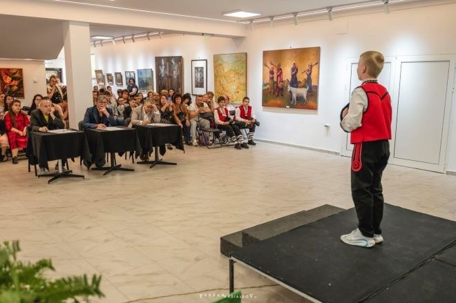 Ученици и студенти от цялата страна рецитират Ботеви стихове във Враца /снимки/