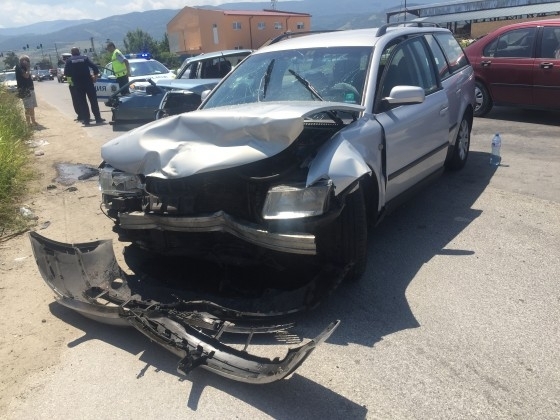 Сериозни щети има по двата автомобила след сблъсъка между тях на